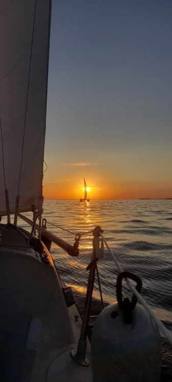 Закат и яхта вдали